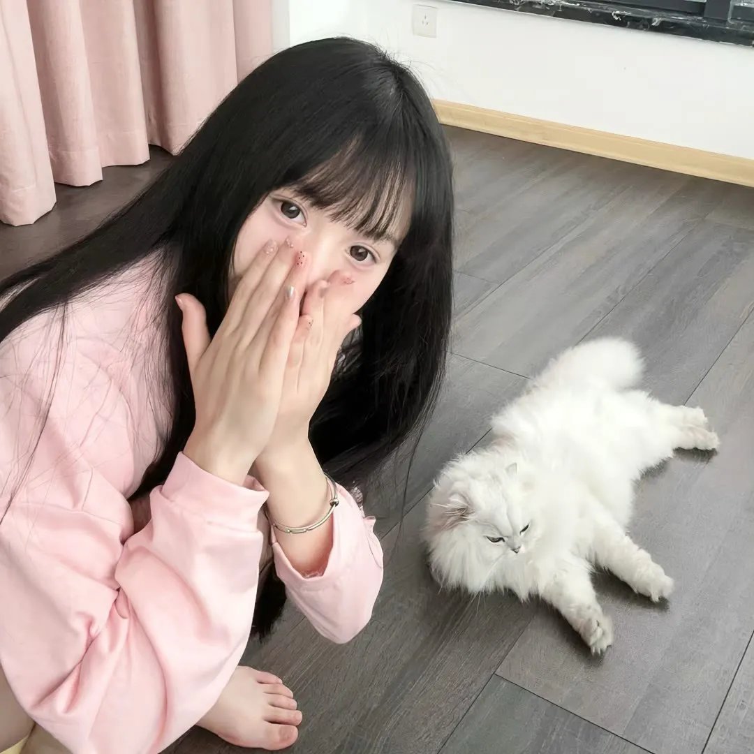 背后的她,眼前的我